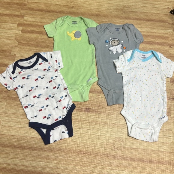 Newborn 0-3 Months Bundle of 7 Onesies and 1 Pair of Shorts—Gerber & Carters - Picture 5 of 9